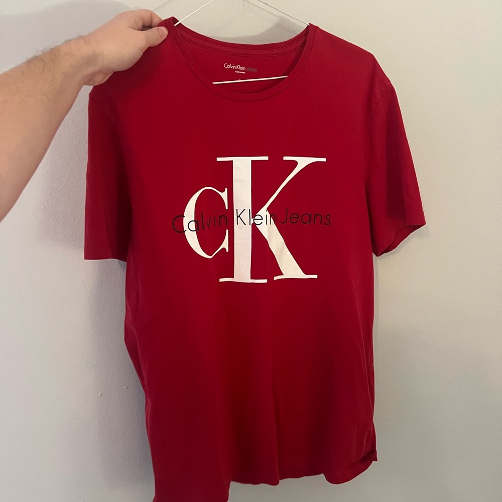 Calvin Klein men’s red short sleeve tee. Size Large